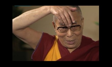 El Dalai Lama se pitorrea de Donald Trump… ¡Y lo imita!