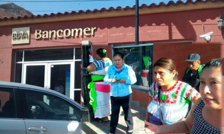 Mujeres indígenas regresan dinero que banco les dio de más ¡Gerente amenazó con acusarlas de robo!