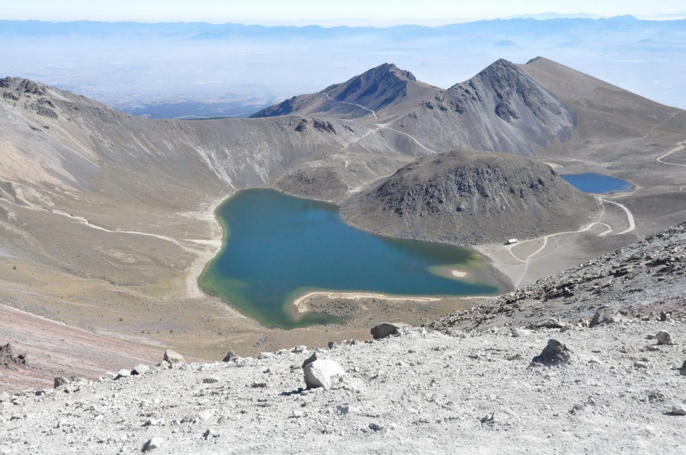 Foto: cráter del Xinantécatl con un domo de lava antiguo que separa el lago del Sol y de la Luna.