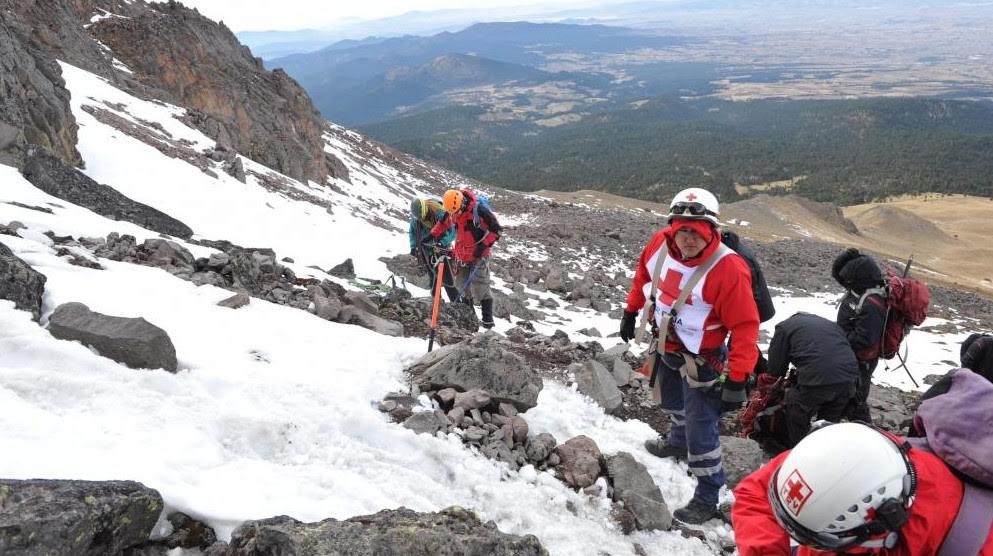 Foto: Equipo de rescate alpino de la Cruz Roja realizando labores de rescate en el Nevado de Toluca.