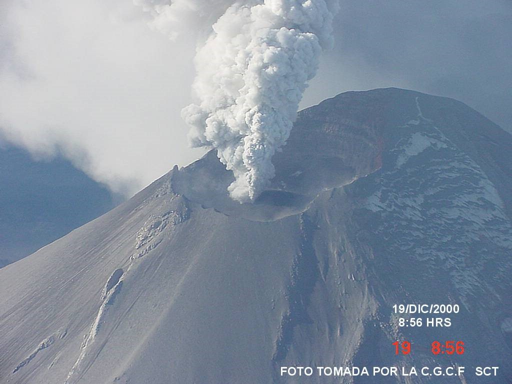 Imagen: domo de lava del Popocatépetl durante diciembre de 2000. Aproximadamente 500 metros de diámetro por 80 metros de espesor.