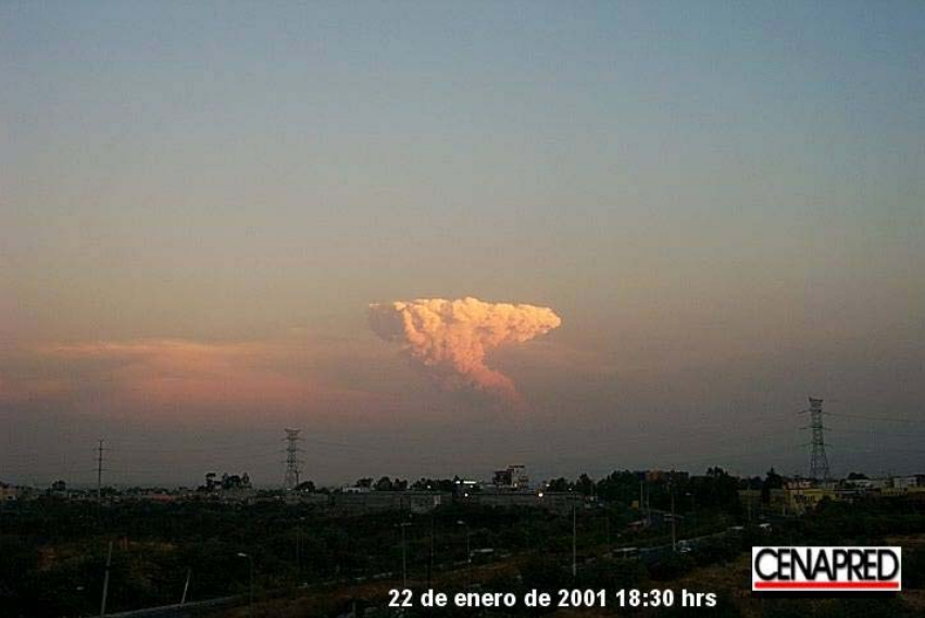 Imagen: erupción subpliniana que destruyó el domo No. 12. Vista desde el Cenapred, al sur de la Ciudad de México.