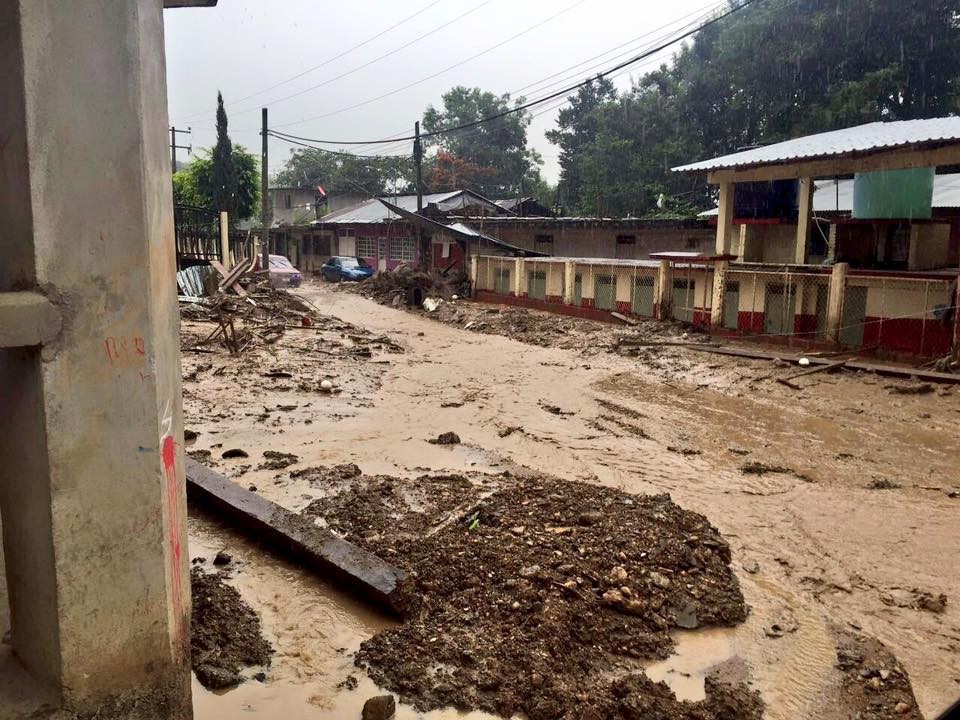 Imagen: calles de la Sierra Norte de Puebla llenas de lodo y escombros arrastrados por las lluvias torrenciales dejadas por la tormenta tropical “Earl”.