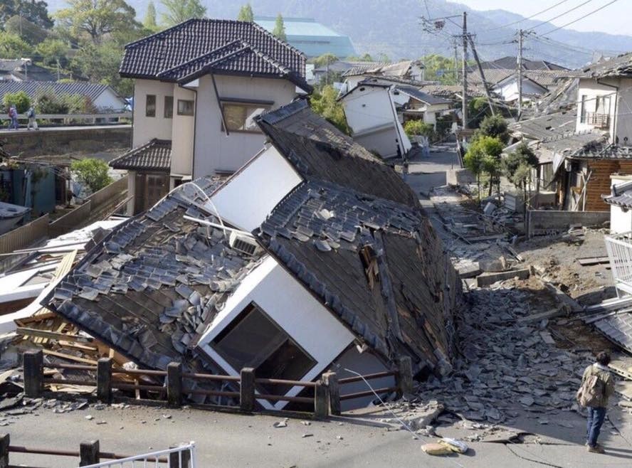 Imagen: casas destruidas por el intenso sismo al sur de Japón. El terremoto tuvo su epicentro muy cerca de zonas pobladas y con foco relativamente superficial (10 km).