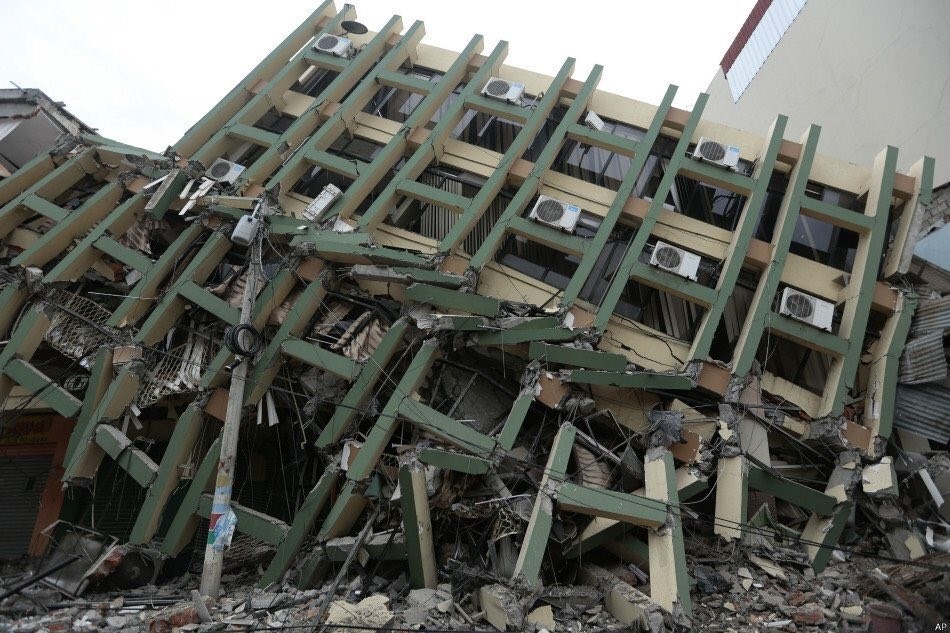 Imagen: estructura colapsada en la zona del epicentro en Ecuador.