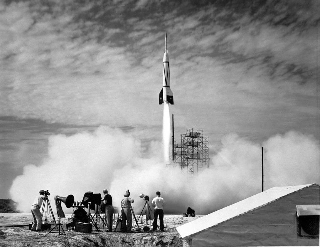 Imagen: cohete V2, el primero lanzado al espacio durante 1950.