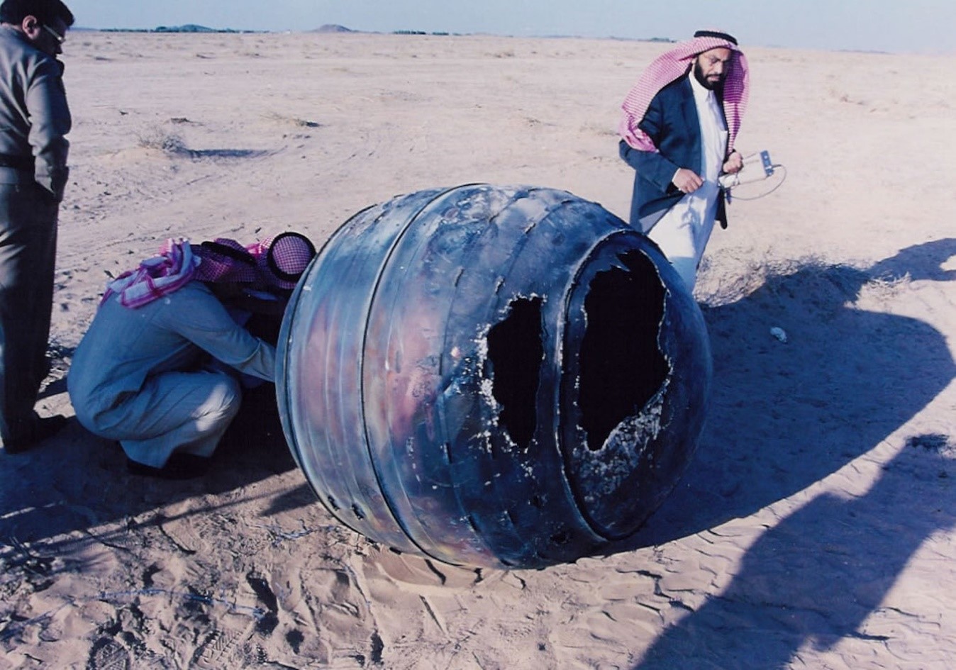 Imagen: Motor de un cohete Delta cayó en Arabia Saudita el 21 de enero de 2001.