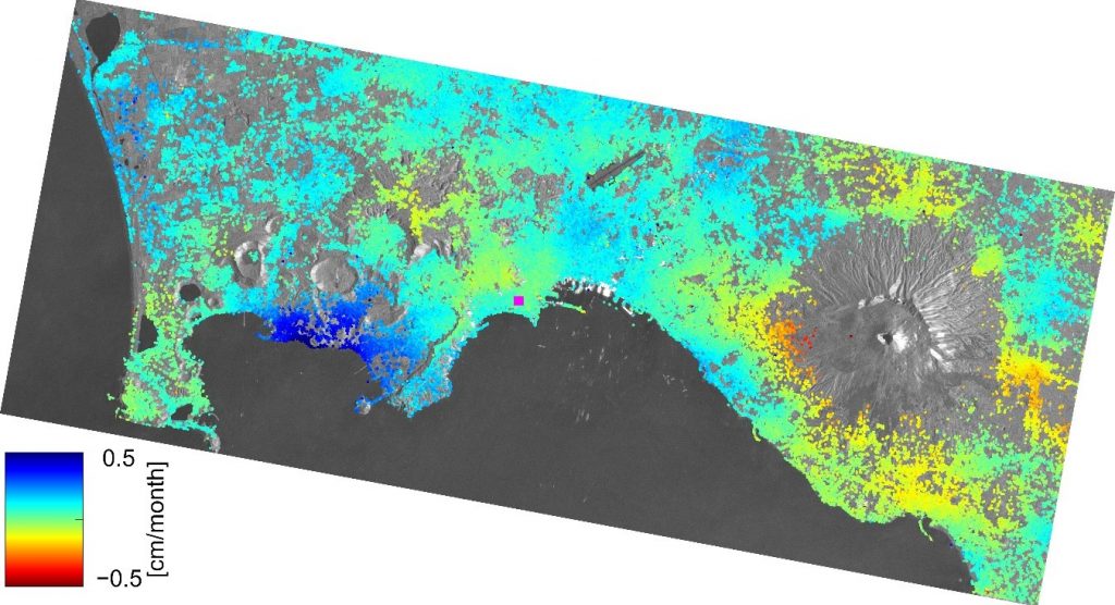 Imagen: satélite Sentinel-1 (ESA) registró elevación del terreno (zonas en azul oscuro a la izquierda) de hasta .5 cm al mes durante 2015.