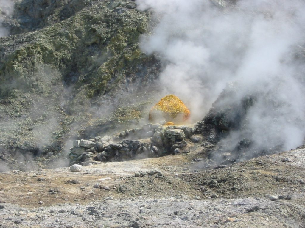 Imagen: emanación de vapor de agua y compuestos de azufre en el centro eruptivo llamado “Solfatara”.