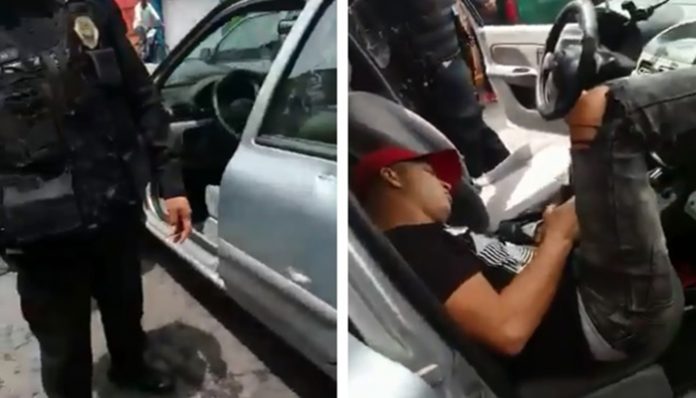 VIDEO Mujer policía frustra asalto y balea a ladrón en Venustiano