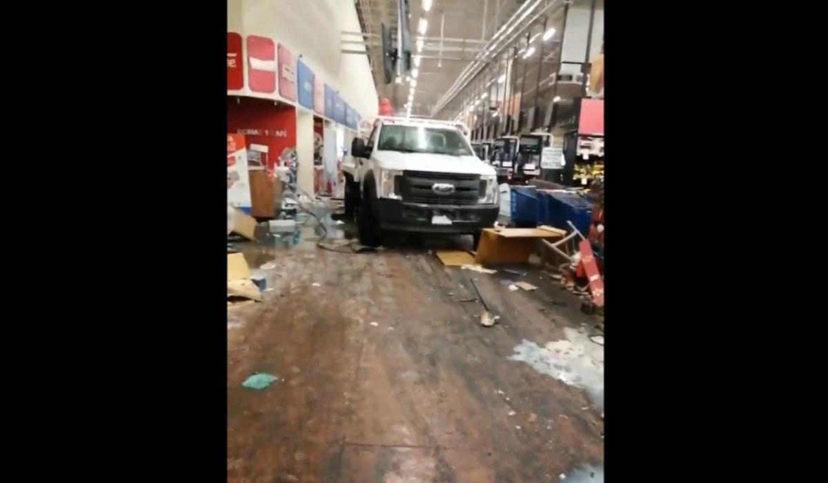 Grupo Armado Irrumpe Con Una Camioneta En Walmart De Celaya Fernanda