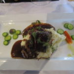 Estofado de short rib con vino tinto y puré de papa y vegetales glaseados