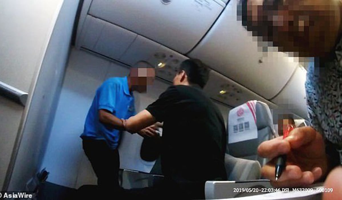 Resultado de imagen para VIDEO: Un pasajero trata de abrir la puerta de un aviÃ³n momentos antes de aterrizar