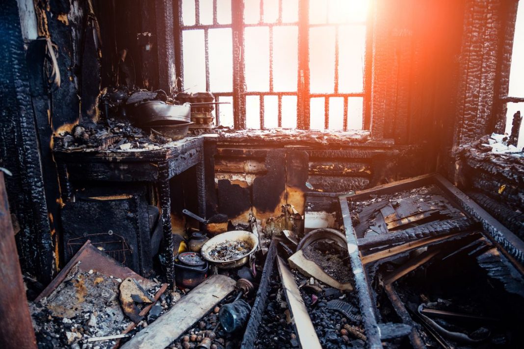 La joven tomó una siesta luego de quemar las cartas de amor, cuando despertó, su casa ardía. Imagen ilustrativa