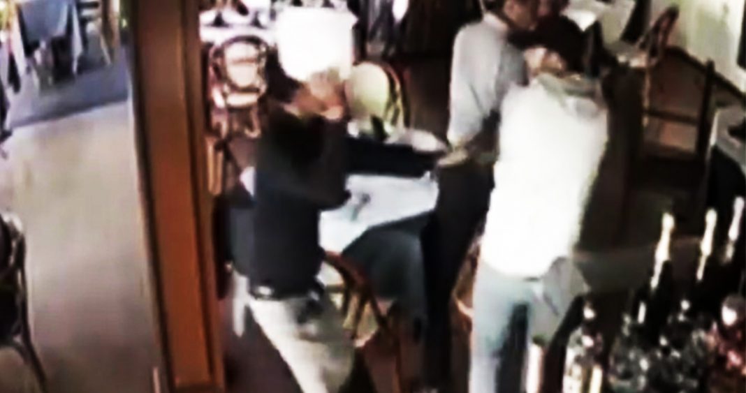 Un mesero usa un plato para enfrentar a asaltante en restaurante de Guadalajara