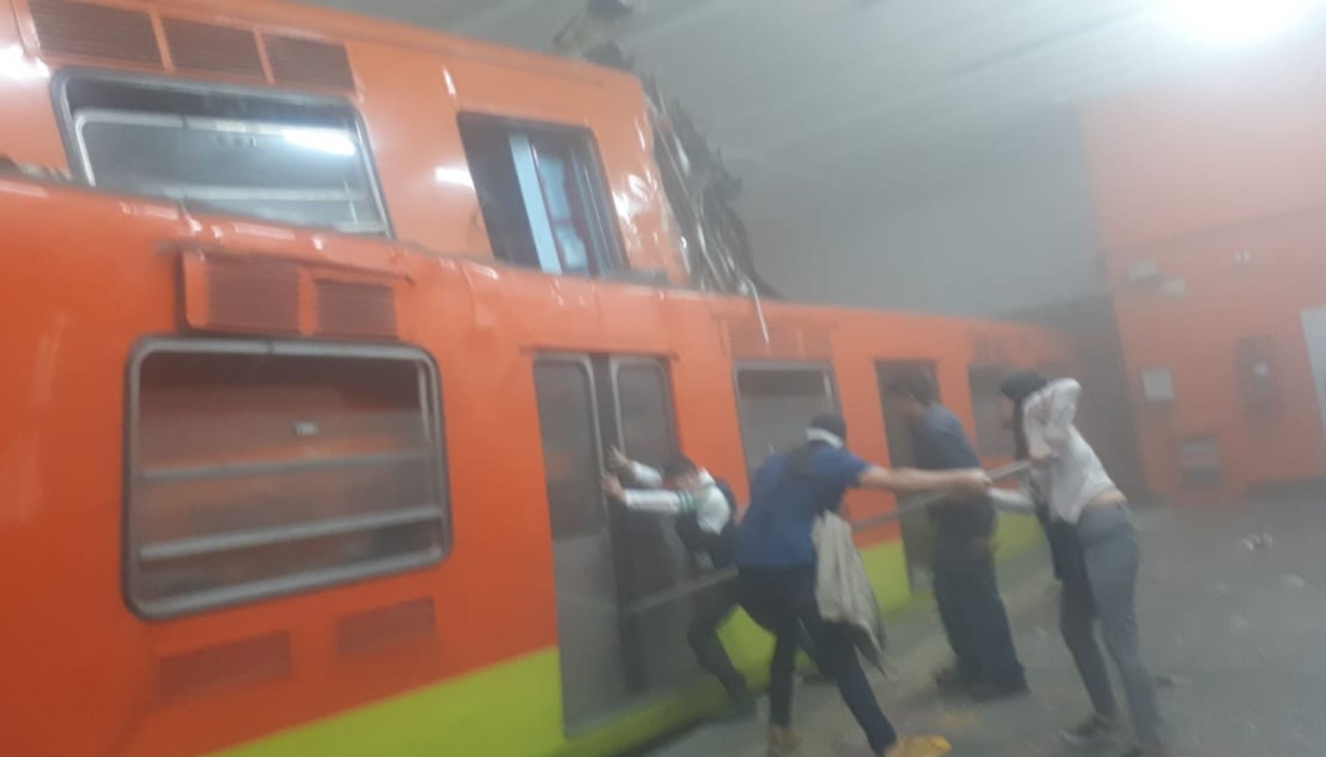 4 personas hospitalizadas por choque de Metro Fernanda Familiar