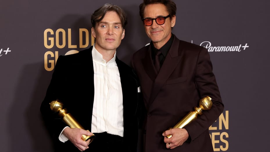 Cillian Murphy y Robert Downey Jr. posando con sus galardones.