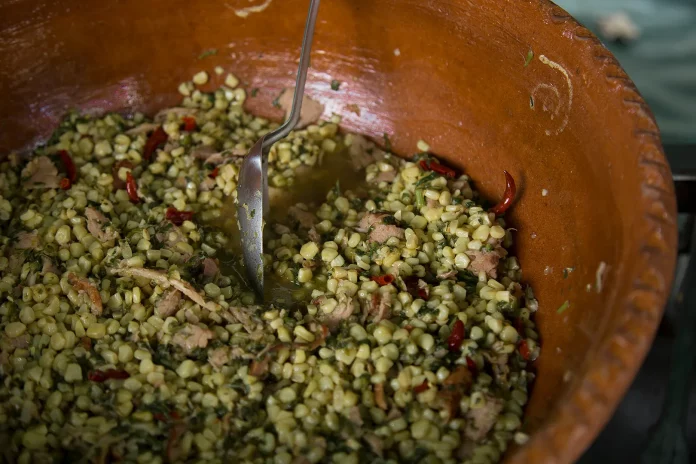 Esquites con tuetano y tocino