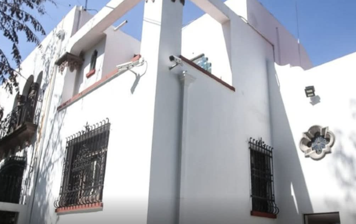 Mujer gana casa incautada al crimen, pero grupo delictivo se la reclama