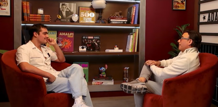 Santiago Vizl cumple un sueño al entrevistar a Adal Ramones en La Barra de Santiago