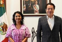 Nadia López García es la nueva titular de Materiales Educativos de la SEP Nadia López García, pedagoga y poeta indígena, fue nombrada como la nueva titular de Materiales Educativos en la Secretaría de Educación Pública (SEP) a partir de este lunes, en sustitución de Marx Arriaga. La decisión fue anunciada por el secretario de Educación, Mario Delgado, quien destacó la amplia trayectoria académica, literaria y cultural de López García. Licenciada en Pedagogía por la Universidad Nacional Autónoma de México (UNAM), Nadia López García cuenta con una especialización en política educativa, materiales educativos, comunicación educativa y educación intercultural. Su carrera se ha desarrollado tanto a nivel nacional como internacional, y su experiencia abarca la creación de materiales pedagógicos, la formación docente y la promoción de la lectura en contextos diversos. Trayectoria académica, cultural y literaria de Nadia López García Hija de jornaleros agrícolas oaxaqueños y hablante de lengua mixteca (Ñuu Savi), López García creció estudiando en contextos bilingües y multigrado, experiencias que marcaron su vocación por la educación y la defensa de las lenguas originarias. Su obra literaria incluye once libros traducidos a idiomas como inglés, francés, griego, árabe, catalán, hindi, bengalí, italiano, alemán y chino, y ha sido reconocida con premios como el Premio Nacional de la Juventud, Premio Mesoamericano de Poesía Luis Cardoza y Aragón, Premio a la Creación Literaria en Lenguas Originarias Cenzontle, Premio Juventud Ciudad de México y Premio CaSa de Literatura para Niños, entre otros. Antes de llegar al área de Materiales Educativos de la SEP, Nadia López García se desempeñó como coordinadora nacional de Literatura en el Instituto Nacional de Bellas Artes y Literatura (INBAL), donde impulsó iniciativas enfocadas en juventudes y diversidades, encuentros nacionales de escritoras indígenas y afromexicanas, y la producción de materiales de lectura de libre acceso. Sus poemas también aparecen publicados en los Libros de Texto Gratuitos (LTG), contribuyendo a la formación literaria y cultural de estudiantes en todo el país. Con su nombramiento, la SEP destacó que López García aportará su experiencia para fortalecer los contenidos educativos con un enfoque humanista, inclusivo, intercultural y con perspectiva de género, en línea con los principios de la Nueva Escuela Mexicana (NEM). Su perfil combina sensibilidad pedagógica, compromiso cultural y vocación literaria, cualidades que la posicionan como una pieza clave para la actualización y desarrollo de materiales educativos en México.