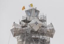Colocan cruz en la Sagrada Familia y se consolida como la iglesia más alta del mundo