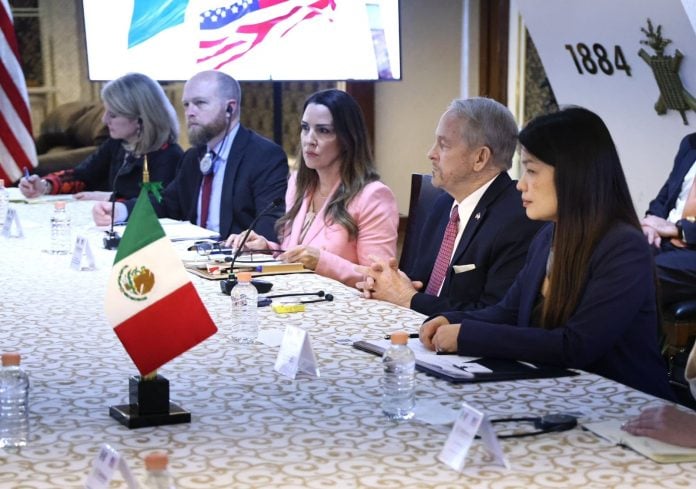 Gabinete de Seguridad se reúne con Ronald Johnson y Sara Carter para hablar de colaboración bilateral con EU