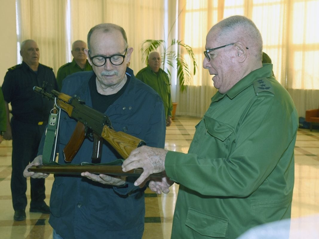Silvio Rodríguez recibe rifle de manos del presidente de Cuba tras ofrecerse a defender a la isla de EU Silvio Rodríguez recibe rifle de manos del presidente de Cuba tras ofrecerse a defender a la isla de EU
