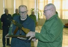 Silvio Rodríguez recibe rifle de manos del presidente de Cuba tras ofrecerse a defender a la isla de EU