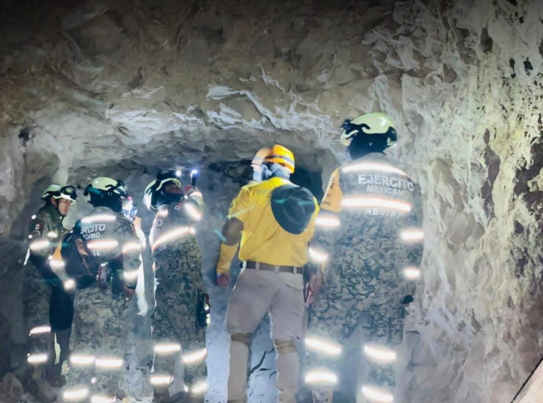 Rescatan con vida a uno de los mineros atrapados en Sinaloa tras más de 100 horas de trabajo