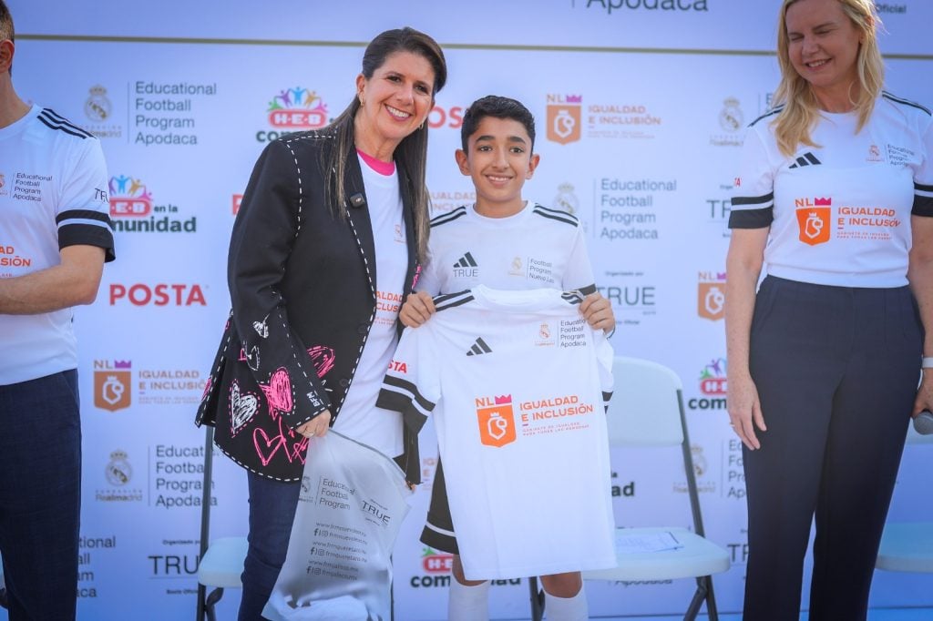 Martha Herrera presenta a equipos de Nuevo León rumbo a torneo internacional de futbol en Madrid