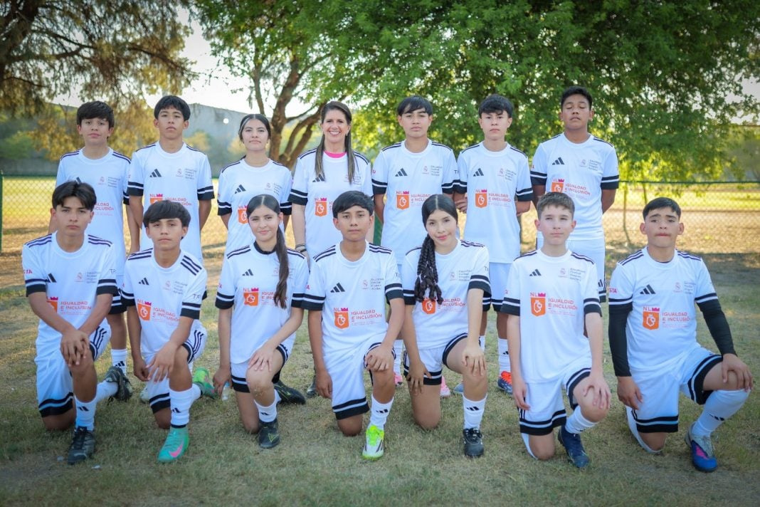 Martha Herrera presenta a equipos de Nuevo León rumbo a torneo internacional de futbol en Madrid