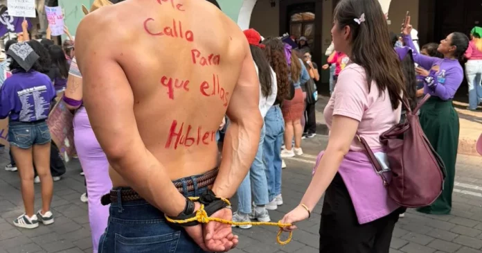 Va a marcha del 8M como “aliado” y lo exhiben como deudor alimentario en Tlaxcala