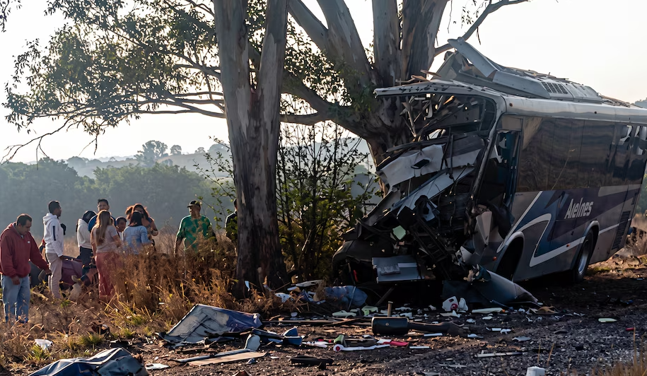 Tragedia en Querétaro: choque de autobús en Amealco deja 9 muertos y al menos 24 lesionados