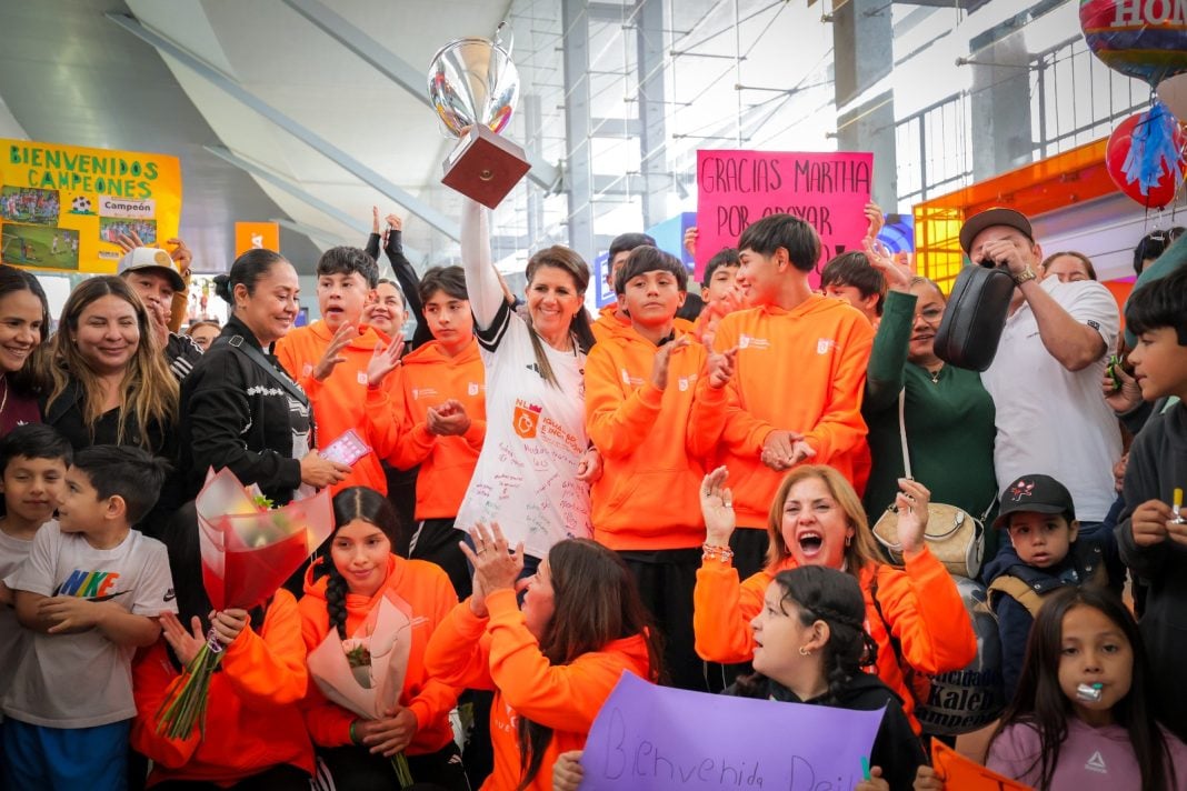 Niñas y niños de Nuevo León regresan de Madrid con la copa del World Challenge 2026