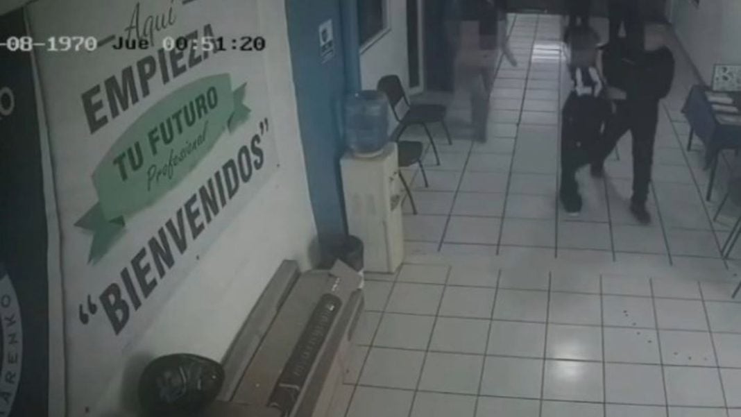 f1456x819-1269904_1440274_5050 Alumnos detuvieron al atacante que asesinó a dos maestras en preparatoria de Michoacán