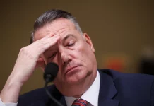 Renuncia Todd Lyons, director del ICE, por "motivos personales"