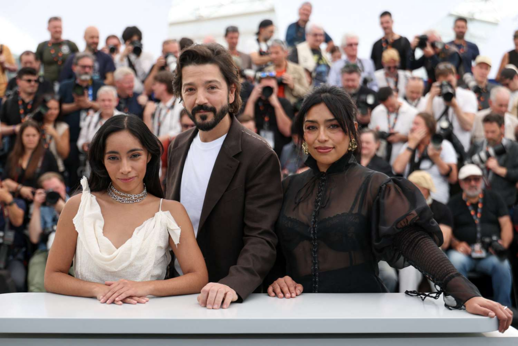 Diego Luna recibe ovación en Cannes por “Ceniza en la boca”, su película sobre migración y ausencias
