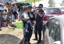 Abuela deja a nieto encerrado en auto bajo el sol para comprar boletos del Buki