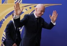 Luis Figo se suma a las voces que piden la renuncia de Gianni Infantino mientras él ofrece el juego final de la Copa del Mundo 2030 a Marruecos para buscar alianzas