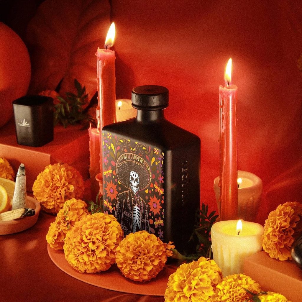 El tequila en la ofrenda recuerda los gustos de quienes ya no están. Tequila Design propone botellas personalizadas para conservar ese homenaje en casa.