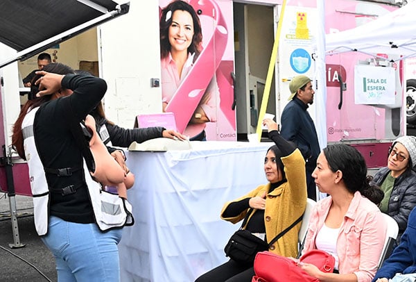 Megacentro de Salud Mamaria instalado en el Estacionamiento 3 del Estadio Olímpico Universitario.