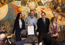 Juan Villoro recibe el Premio Carlos Fuentes 2026 junto al rector Leonardo Lomelí y la secretaria de Cultura, Claudia Curiel, en Bellas Artes.