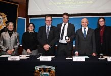 Luis Alberto Zapata González recibe del rector Leonardo Lomelí la Medalla Alejandro Raga Rasmussen en la UNAM.