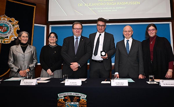 Luis Alberto Zapata González recibe del rector Leonardo Lomelí la Medalla Alejandro Raga Rasmussen en la UNAM.