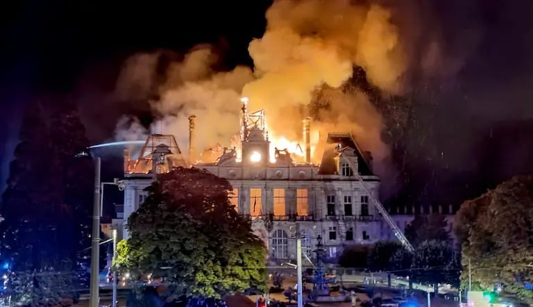 Francia impone toques de queda tras protestas y disturbios.
