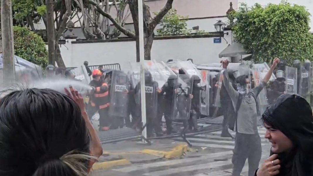 Los elementos antimotines respondieron con gas lacrimógeno y chorros de agua para dispersar a quienes se encontraban frente a Casa Jalisco.