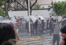 Los elementos antimotines respondieron con gas lacrimógeno y chorros de agua para dispersar a quienes se encontraban frente a Casa Jalisco.