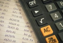 Persona revisa sus gastos y calcula el presupuesto del hogar.