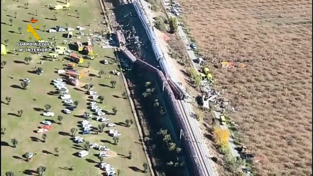 España vive una de sus peores tragedias ferroviarias de los últimos años tras choque de trenes.